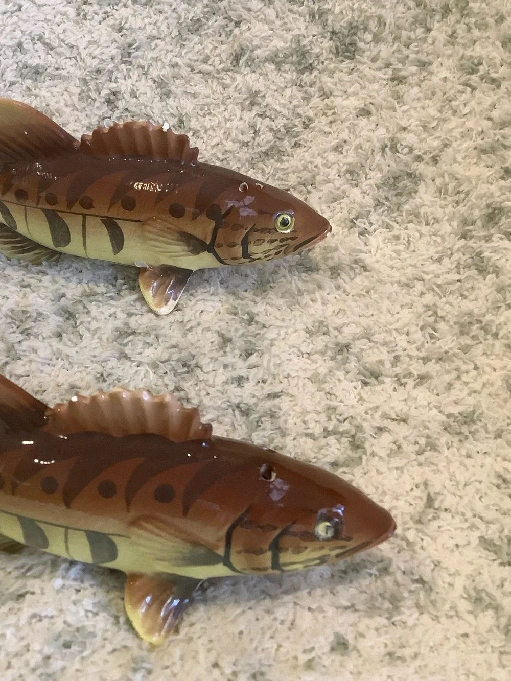 Small Mouth Black Bass Fishing Salt n Pepper Shakers Set of 2 Vintage RS 5.5x 2. - Picture 5 of 16
